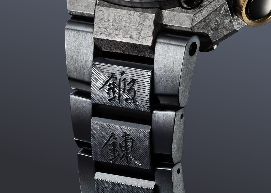 MRGB2000GA-1A unique watch linkage with kanji engraving